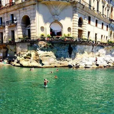 Chiaia Sunny Flat With Balcony - Next To Seaside! Apartament